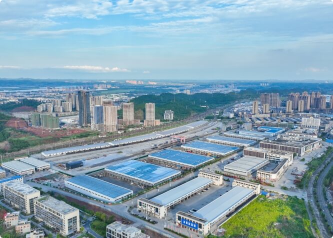 ●成功申建西部唯一的碳酸鋰期貨交割倉庫，以新質(zhì)生產(chǎn)力開辟產(chǎn)業(yè)發(fā)展新賽道，期貨交割業(yè)務(wù)覆蓋新疆、青海、貴州、廣西等省市，與世界500強(qiáng)、全國100強(qiáng)企業(yè)展開深度合作，交割量排名全國前列，為產(chǎn)業(yè)發(fā)展注入“金融元素”，形成遂寧自有“資源銀行”
●投資30億元建設(shè)遂寧保稅物流中心（B）型、大宗物資集散分撥中心，打造大宗物資貿(mào)易、跨境交易平臺
●開拓建材、糧食運(yùn)貿(mào)一體化業(yè)務(wù)，年營業(yè)收入3億元